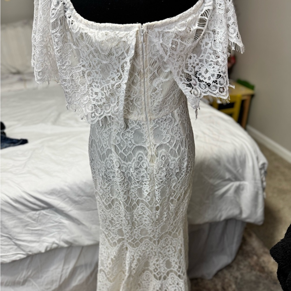 Manijuu White Lace Off-Shoulder Mermaid Gown – Size L - Picture 2 of 6